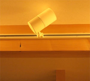 照明は直接目に入らないように