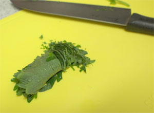 大葉は丸めて刻む